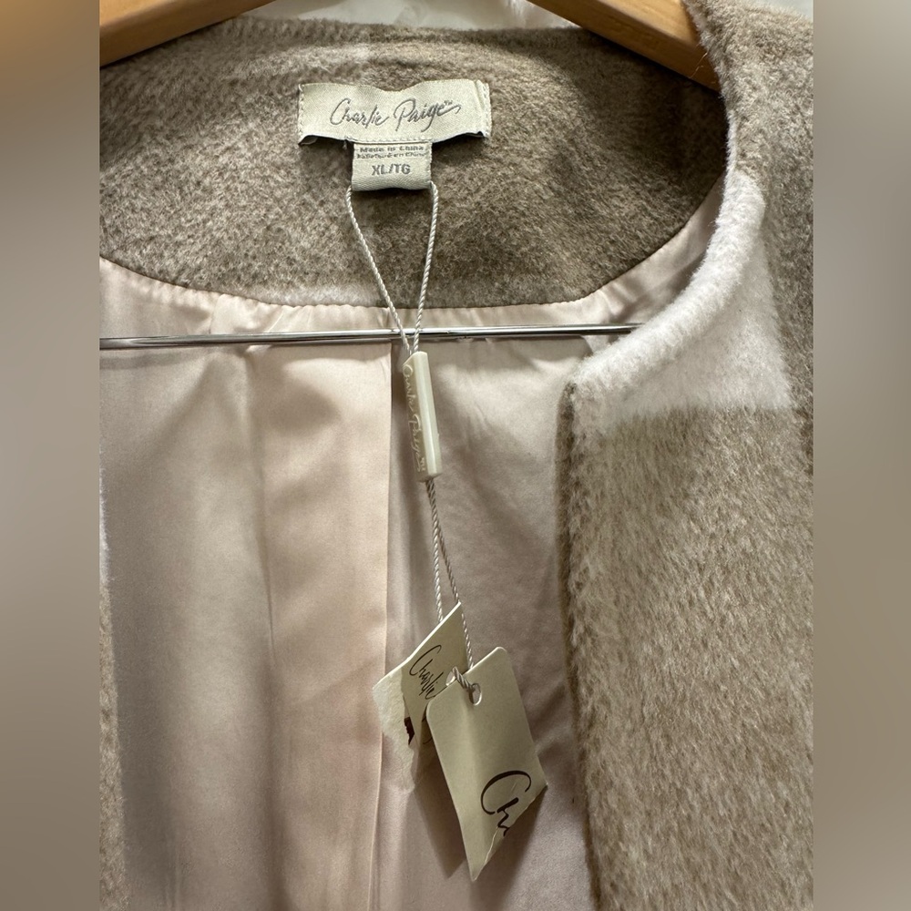 Charlie Paige coat, Women’s XL, NWT, Tan and white - Picture 4 of 4